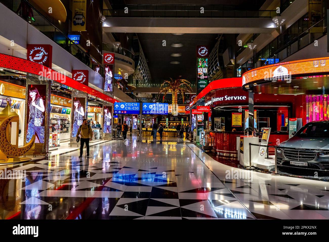 DUBAI, VAE - 26.03.2023: Innenaufnahme des Dubai International Airport. Hochwertiges Foto Stockfoto