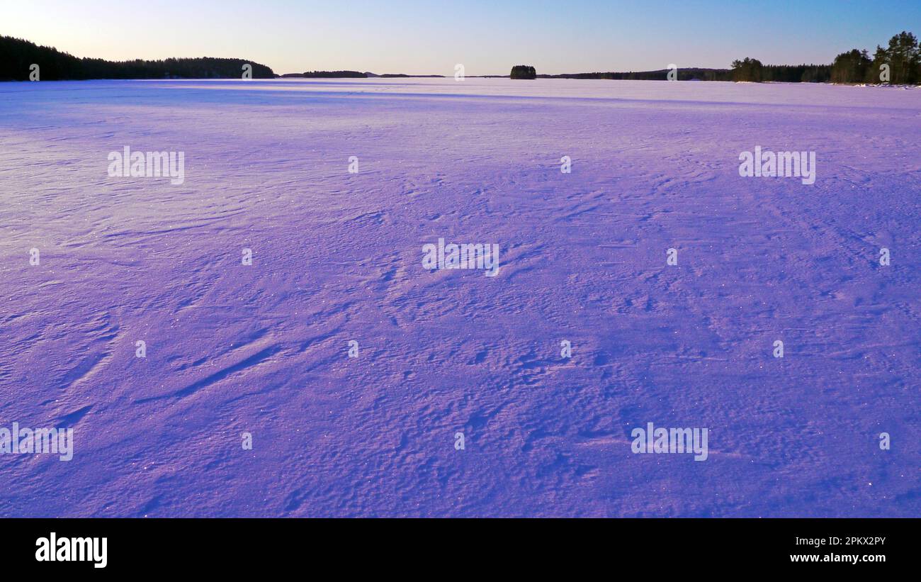 Am späten Wintermorgen auf dem Suvasvesi-See. Vehmersalmi, Kuopio, Finnland, 2023-03-31 07:22 +03. Temp. -12 °C, Windschalter 3 m/s. Stockfoto