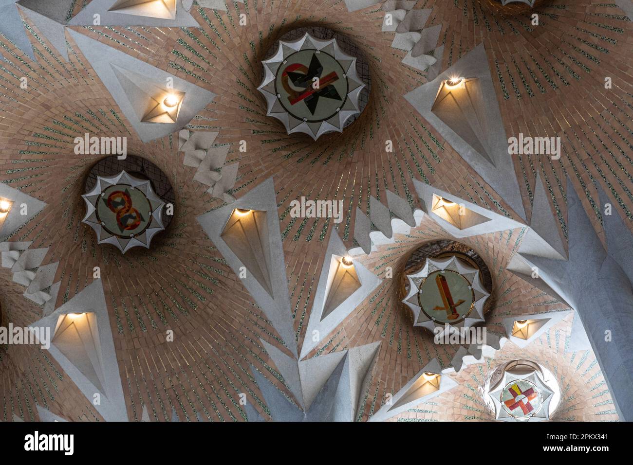 Decke der Kathedrale Sagrada Familia in Barcelona Stockfoto