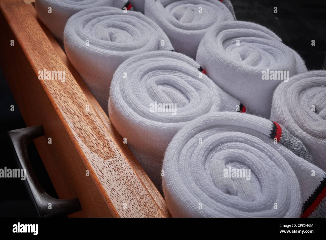 Aufgerollte sox (Socken) werden in der Schublade aufbewahrt Stockfoto