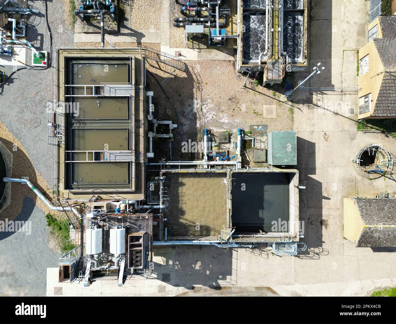 Draufsicht der Drohne auf die Hauptstufen der Reinigung, wie sie in den Schmutzwassertanks einer modernen Kläranlage zu sehen ist. Stockfoto