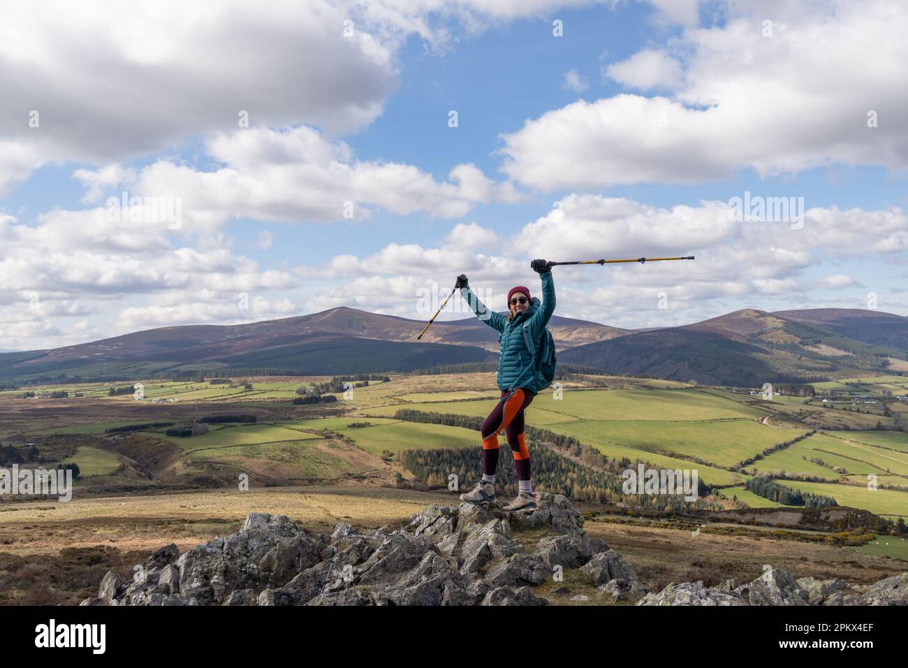 Wanderer stehen auf dem Gipfel des Berges und lächeln triumphierend Stockfoto