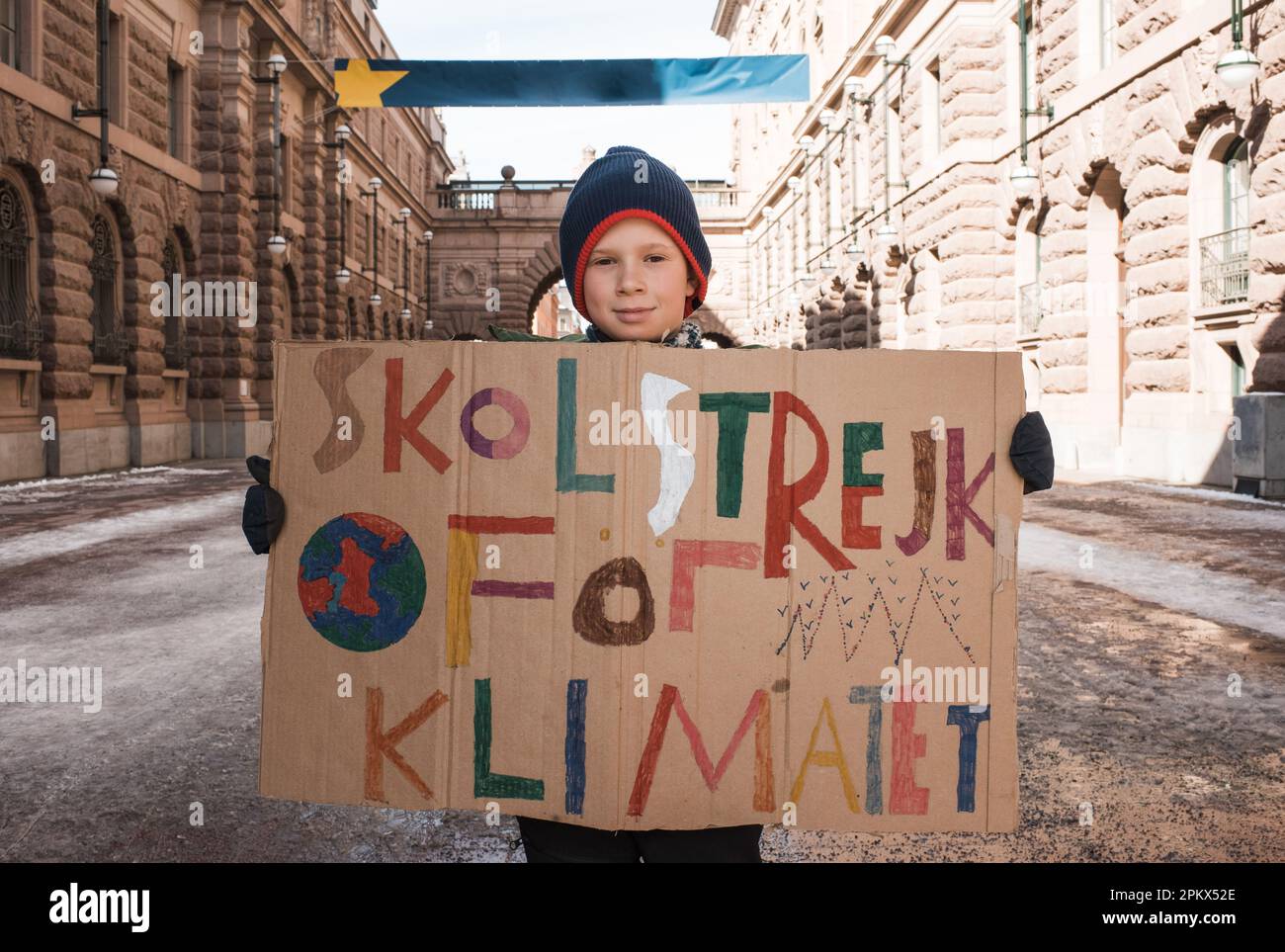 Ein Junge vor dem Parlamentsgebäude, Stockholm, der für den Klimawandel kämpft Stockfoto