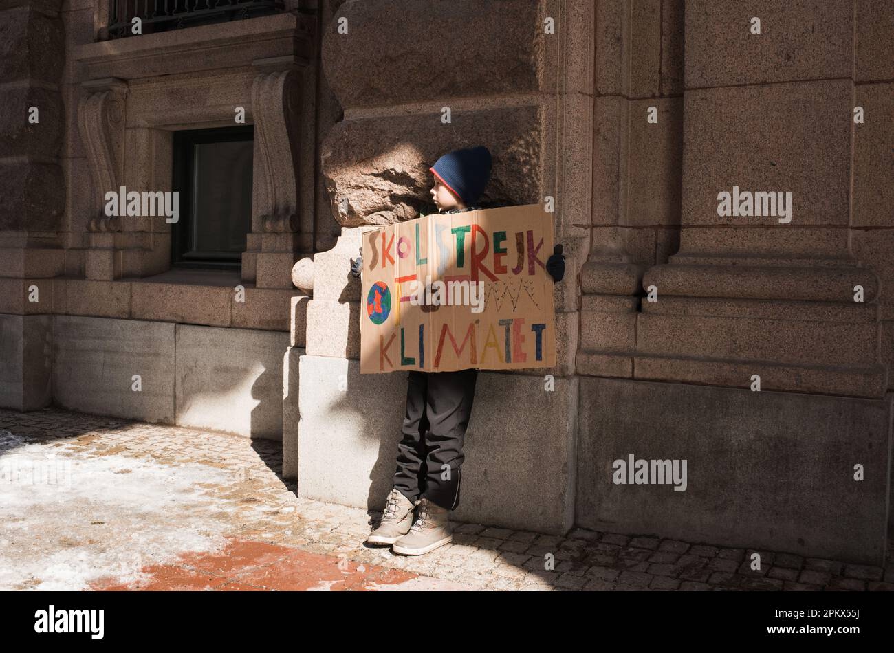 Ein Junge vor dem Parlamentsgebäude, Stockholm, der für den Klimawandel kämpft Stockfoto