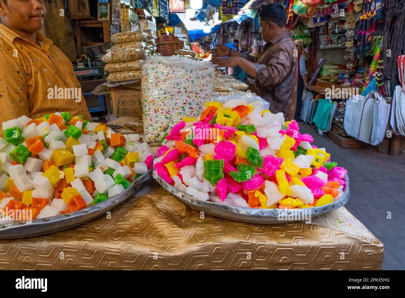 Mysore, Indien - 12.01.2023 Uhr: Eine besondere Süßigkeit und ein Dessert auf dem traditionellen indischen Markt. Handgemachte natürliche Süßigkeiten für besondere Feiern oder Feste Stockfoto