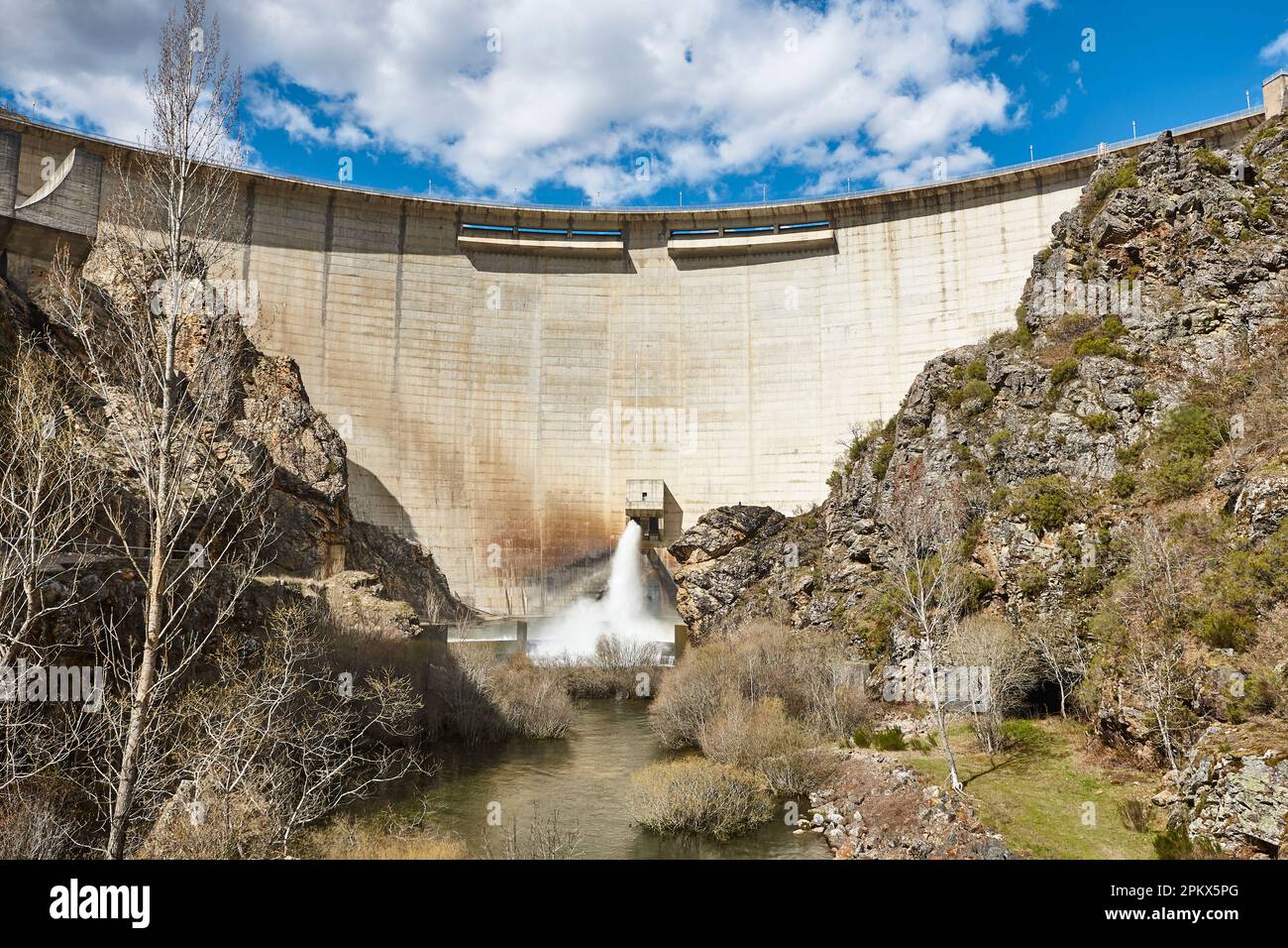 Staudamm entwässert Wasser in Riano. Hydraulikleistung. Castilla Leon. Spanien Stockfoto