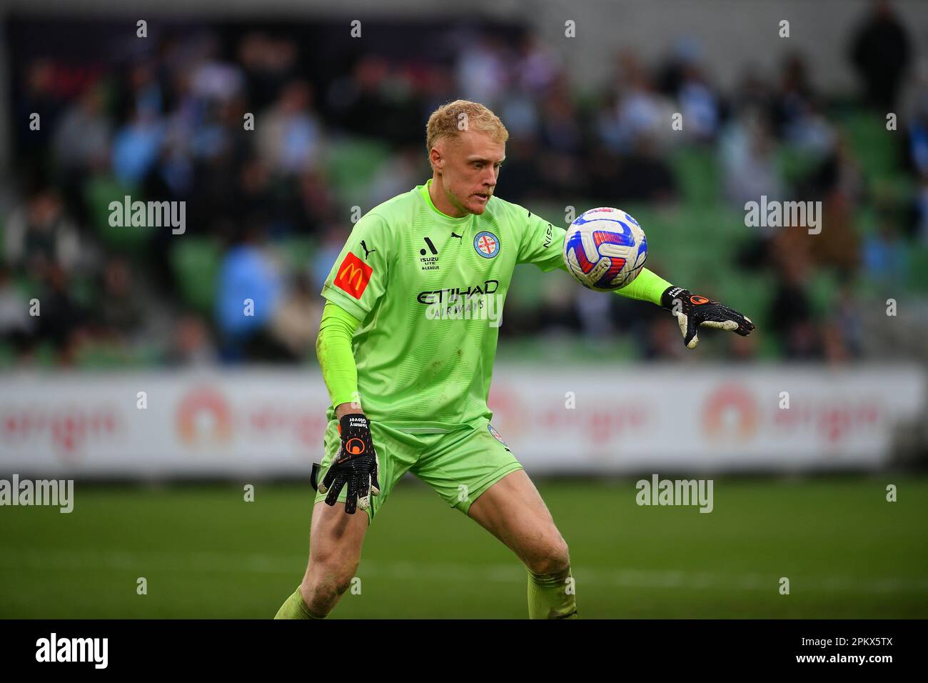 Melbourne, Australien. 10. April 2023 Melbourne City gegen Wellington Phoenix. Der Torwart von Melbourne City, Thomas Glover, beobachtet den Ball während des Spiels Melbourne City gegen Wellinton Phoenix im AAMI Park von Melbourne am Ostermontag. Credit Karl Phillipson/Alamy Live News Stockfoto