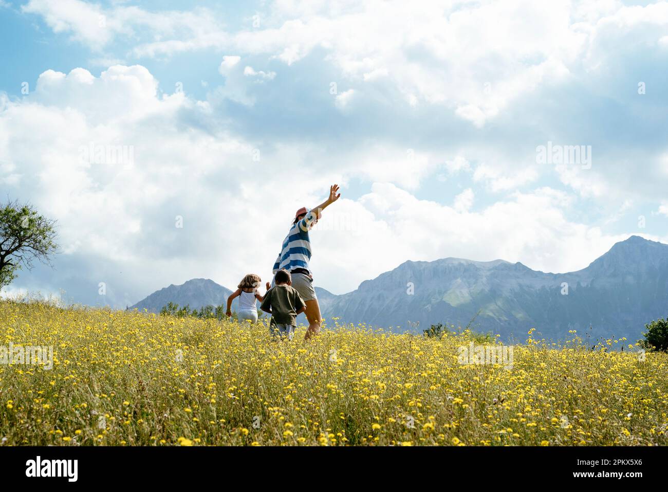 Traumhafte Sommerszene in der französischen Bergstadt Treminis Stockfoto