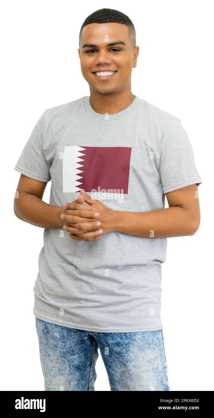 Lachender Fußballfan mit katarischer Flagge auf Trikot isoliert auf weißem Hintergrund für Ausschnitt Stockfoto