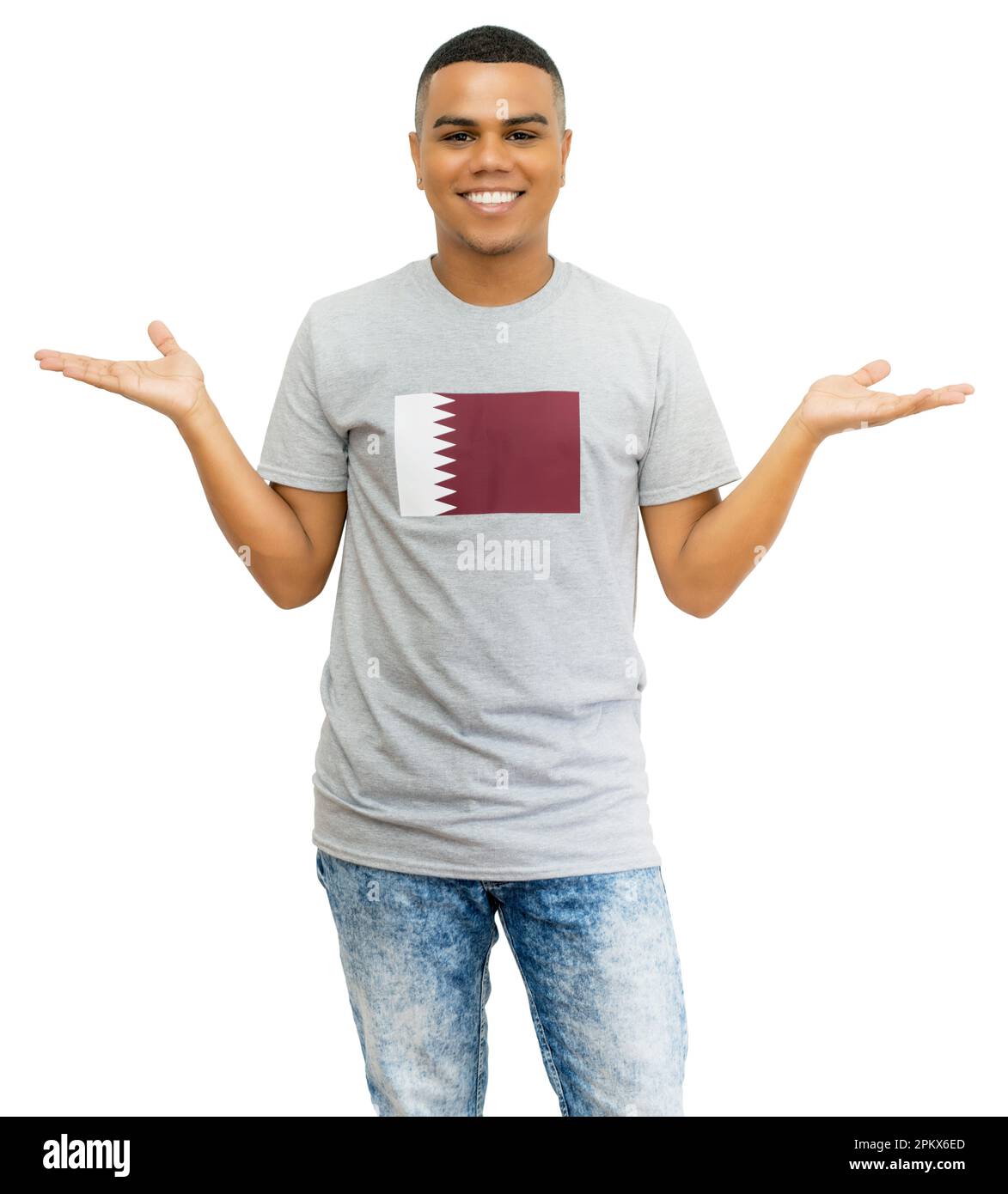 Attraktiver Fußballfan mit katarischer Flagge auf Trikot isoliert auf weißem Hintergrund für Ausschnitt Stockfoto