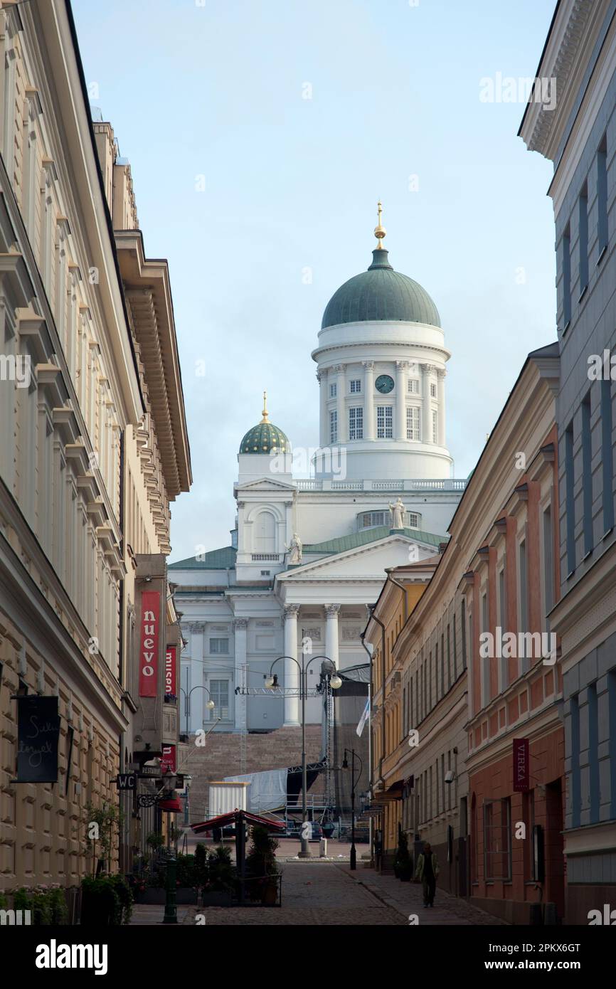 Finnland, Helsinki, Seitenstraßen mit Blick auf die lutherische Kathedrale. Stockfoto