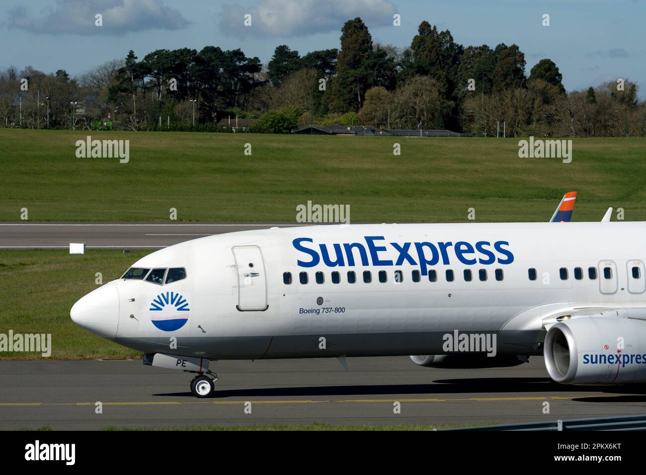 Sun Express Boeing 737-8HC Rolling am Flughafen Birmingham, Großbritannien (TC-SPE) Stockfoto