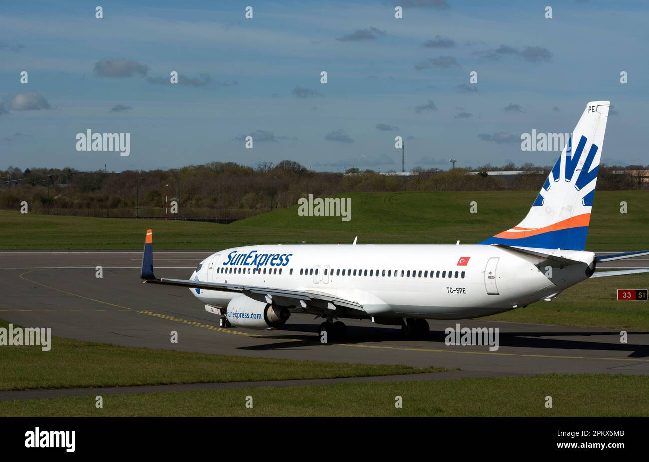 Sun Express Boeing 737-8HC Rolling am Flughafen Birmingham, Großbritannien (TC-SPE) Stockfoto