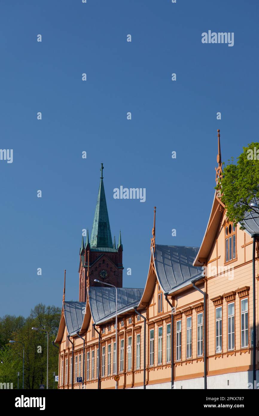 Finnland, Uusikaupunki, neue Kirche und Gebäude entlang der Straße. Stockfoto