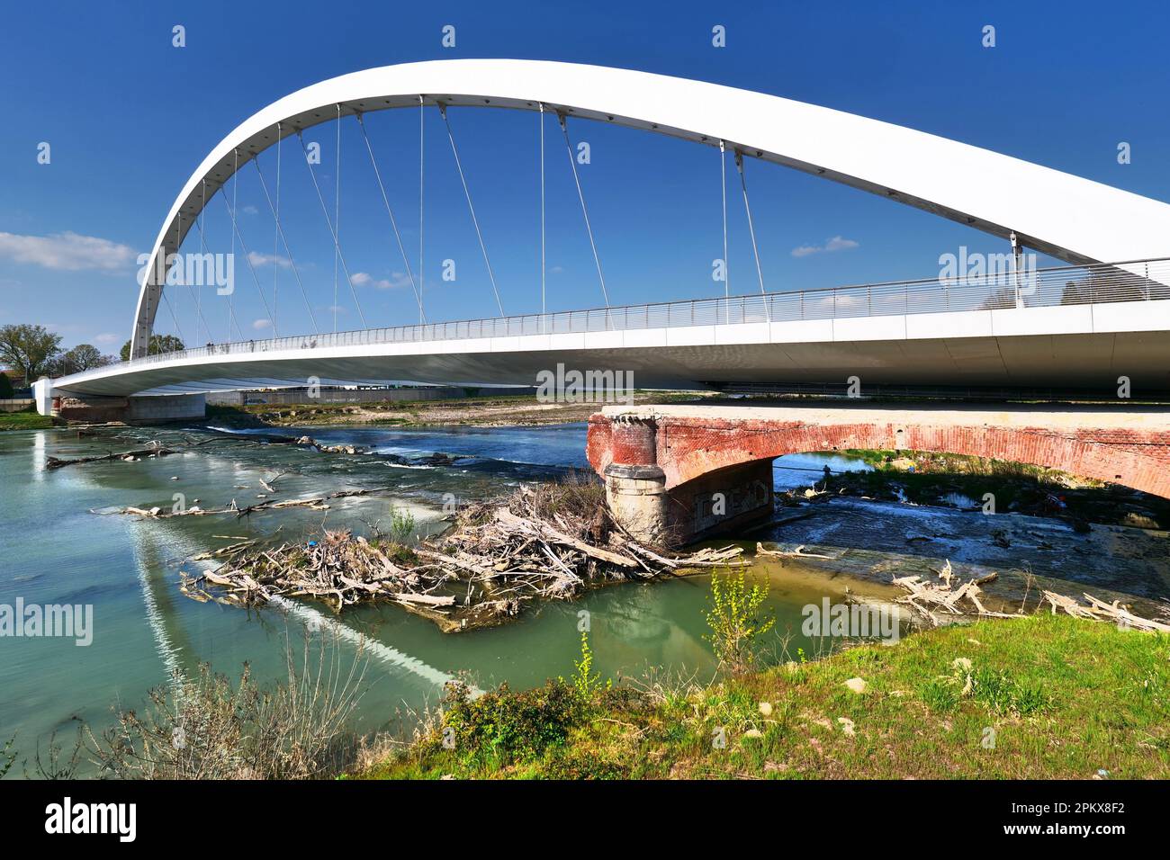 Alessandria, moderne Meier-Brücke am Tanaro, Piemont, Italien. Stockfoto