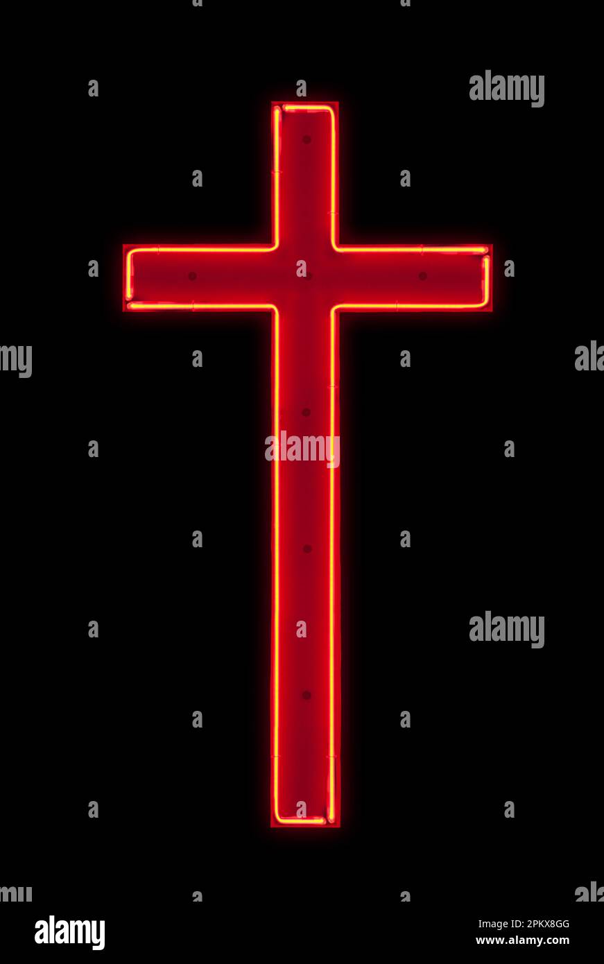 Rotes Neonlicht in Form eines christlichen Kreuzes isoliert auf schwarzem Hintergrund. Stockfoto