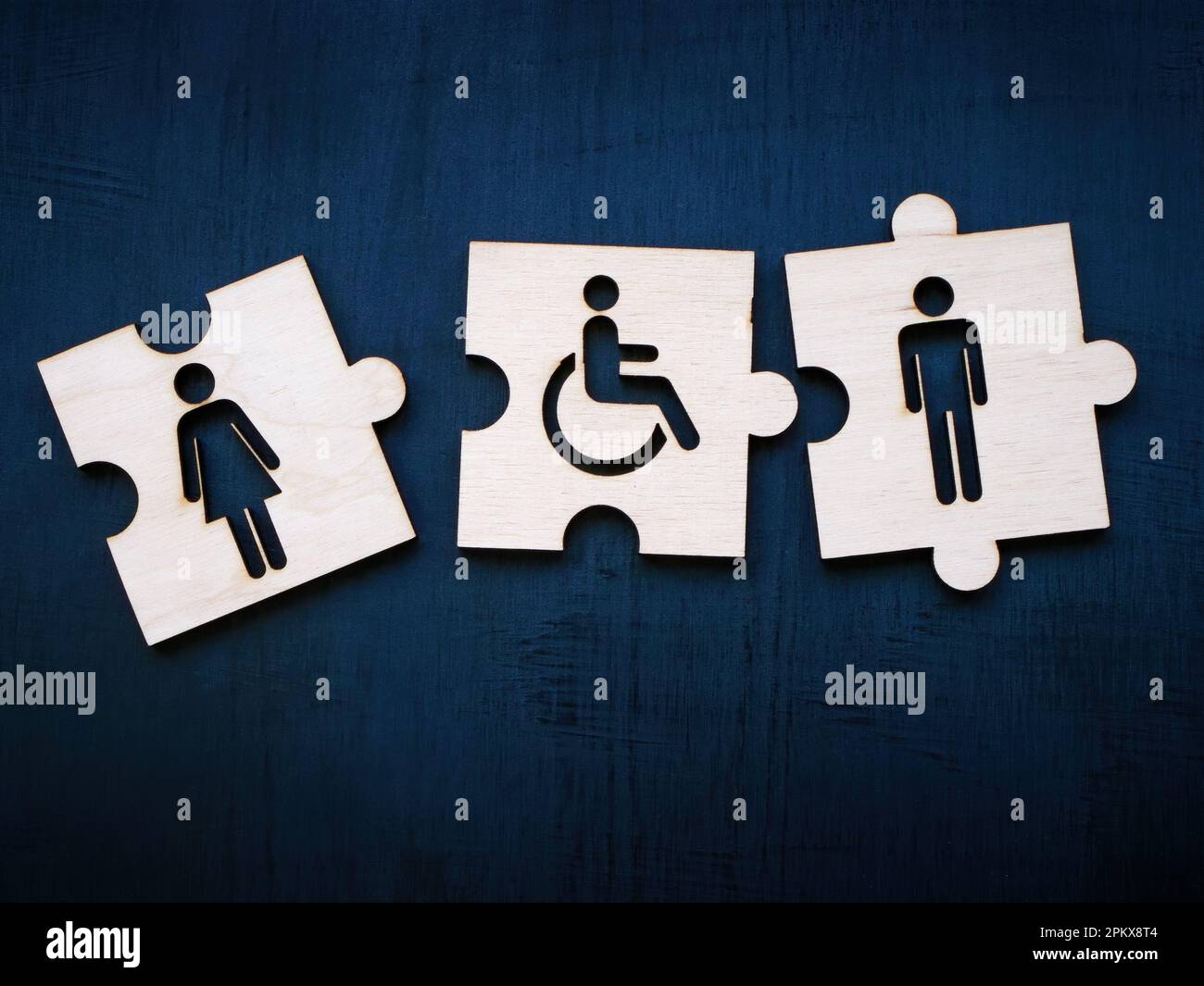 Puzzleteile mit weiblichen, männlichen Figuren und Schild für Behinderte. Einbeziehungskonzept. Stockfoto