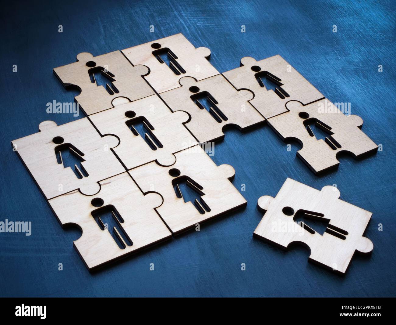 Ein Puzzle mit Figuren und einer nebeneinander als Symbol für einen neuen Mitarbeiter in einem Team. Stockfoto