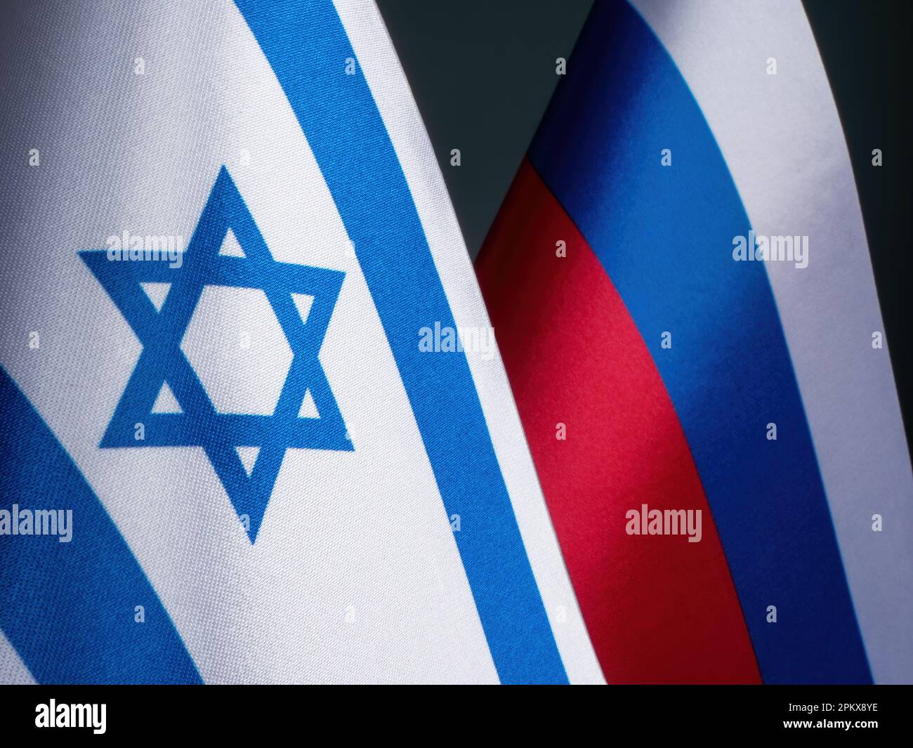 Flagge Israels neben der Flagge Russlands. Stockfoto