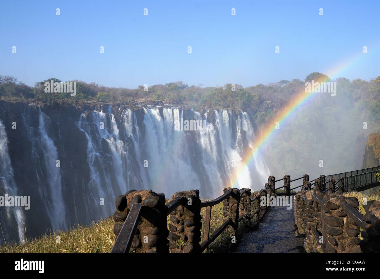 Regenbogen über den Victoria Falls in Sambia Stockfoto