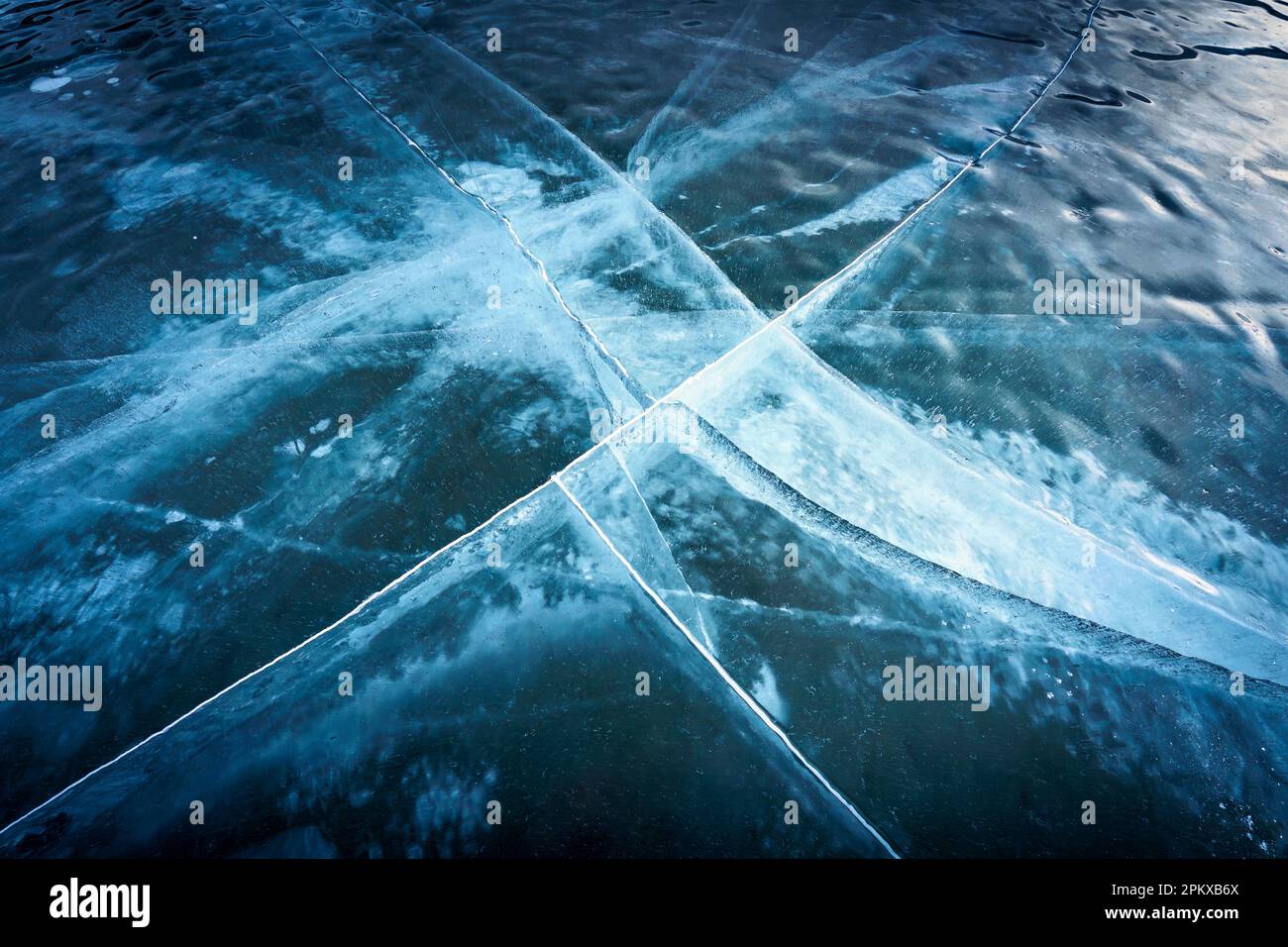 Wunderschöne natürliche, gefrorene See-Strukturmuster im Winter Stockfoto