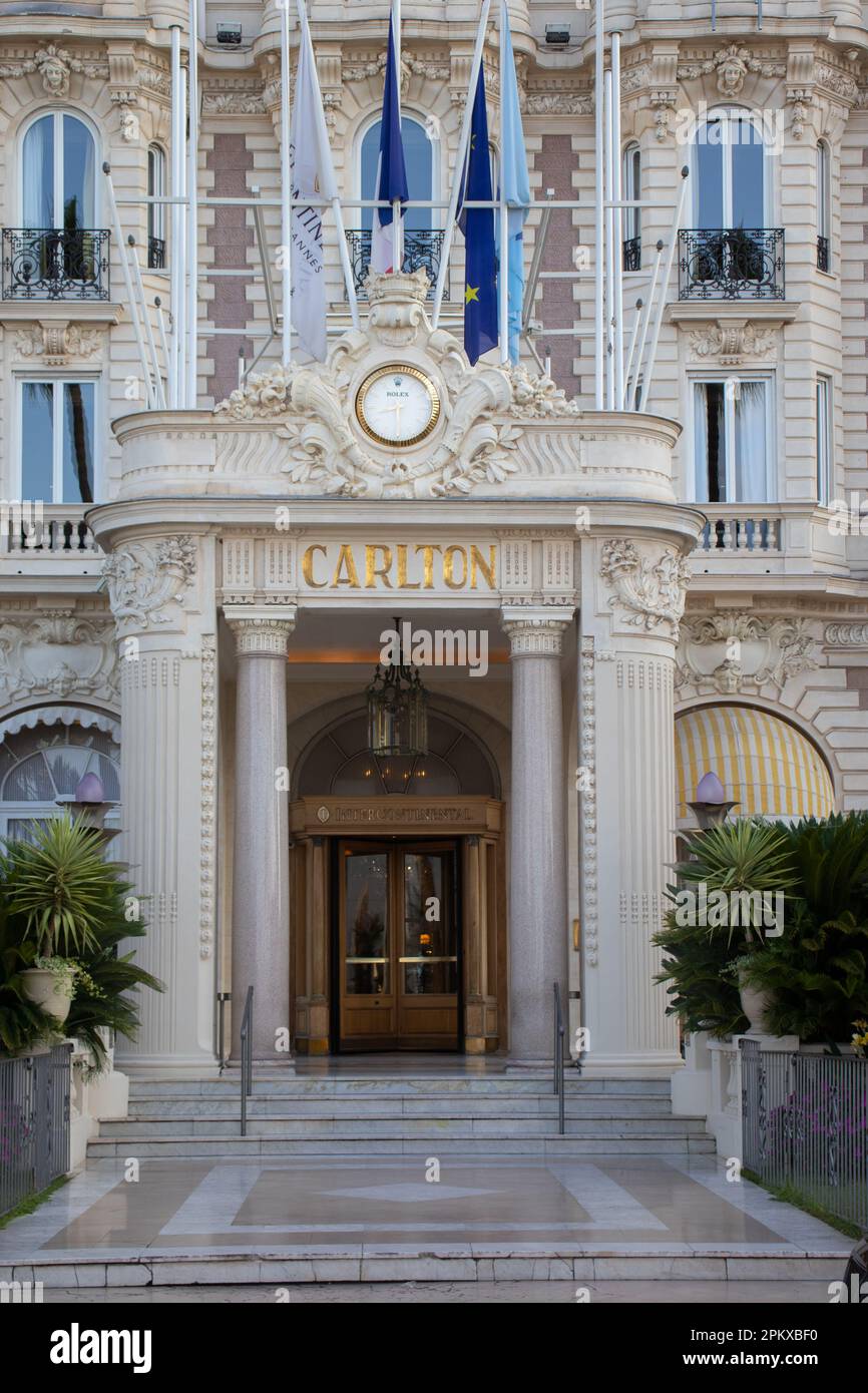 Der Eingang zum Ritz Carlton Hotel in Cannes auf der La Croisette, mit Rolex-Uhr über der Tür. Stockfoto