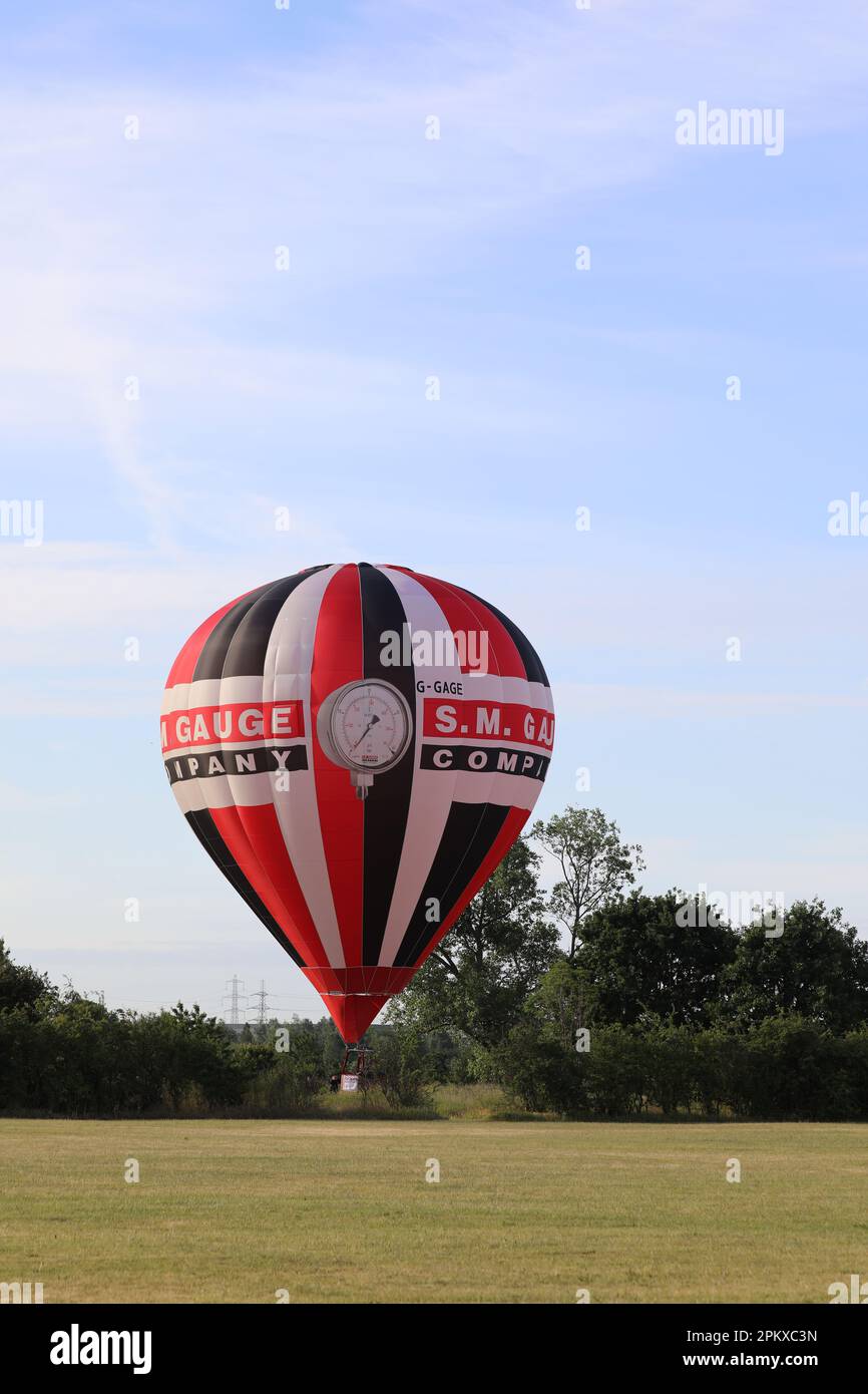 Ein rot-schwarz-weißer Heißluftballon ist in einem östlichen Londoner Park gelandet, nachdem er als Teil des Ballons des Lord Mayor's 2019 über die Stadt London geflogen ist Stockfoto