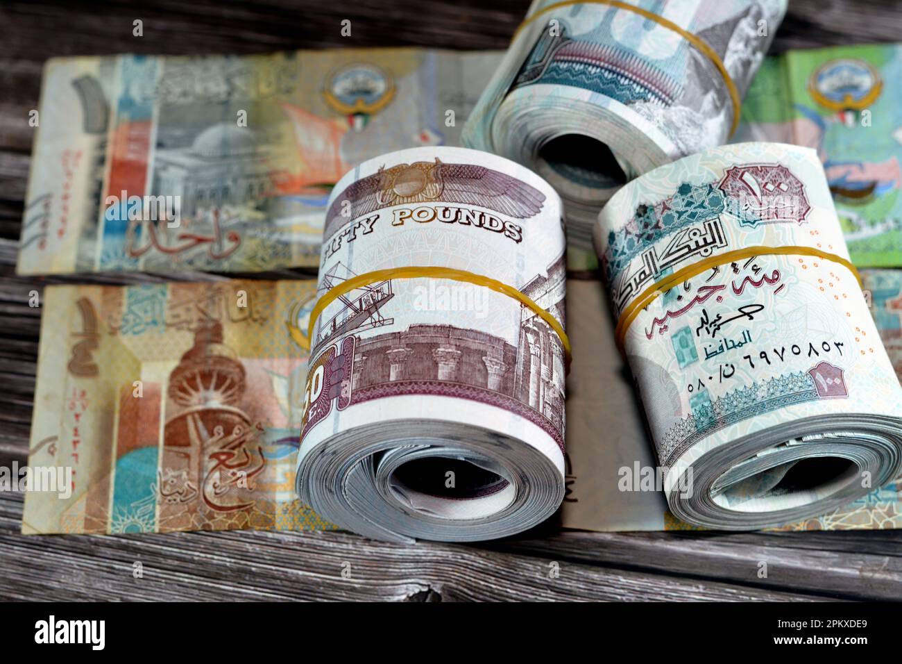 Scheine ägyptischer Geldscheine von 100 und 50 EGP LE 100 Ägyptische und 50 Pfund auf Kuwait Dinar KWD 1, 2 und 4 nicht in der Währung Stockfoto