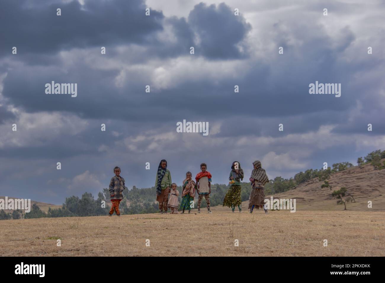 Eine wunderschöne Aufnahme einer Gruppe afrikanischer Kinder in den Simien-Bergen Äthiopiens Stockfoto