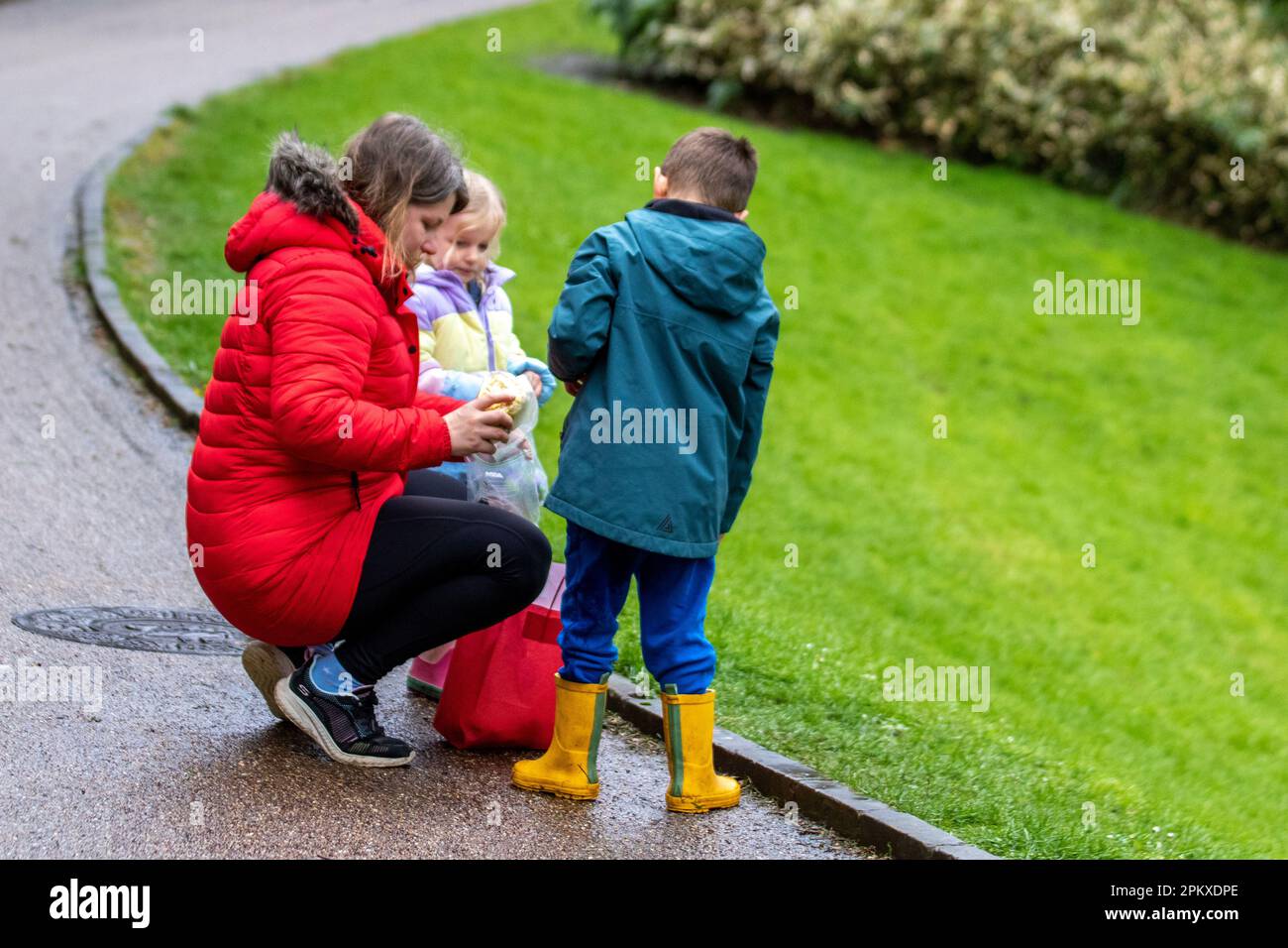 Preston Lancashire. Wetter in Großbritannien. 10. April 2023 Traditionelles Ostermontag-Eierrollen im Avenham Park, eine Tradition aus dem Jahr 1867. Kinder Rollen ihre Eggs die Hügel hinunter und sehen, wer ihre am weitesten entfernt, ohne dass sie kaputt gehen. Credit MediaWorldmages/AlamyLiveNews Stockfoto