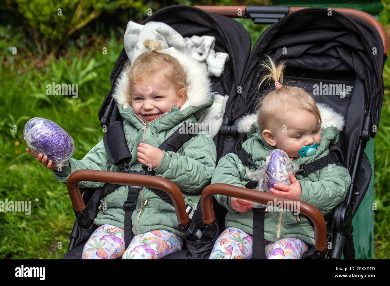 Preston Lancashire. Wetter in Großbritannien. 10. April 2023 Heidi 3 Jahre und Schwester Olivia 18 Monate beim traditionellen Ostermontag Eierrollen im Avenuam Park, eine Tradition aus dem Jahr 1867. Kinder Rollen ihre Eggs die Hügel hinunter und sehen, wer ihre am weitesten entfernt, ohne dass sie kaputt gehen. Credit MediaWorldmages/AlamyLiveNews Stockfoto