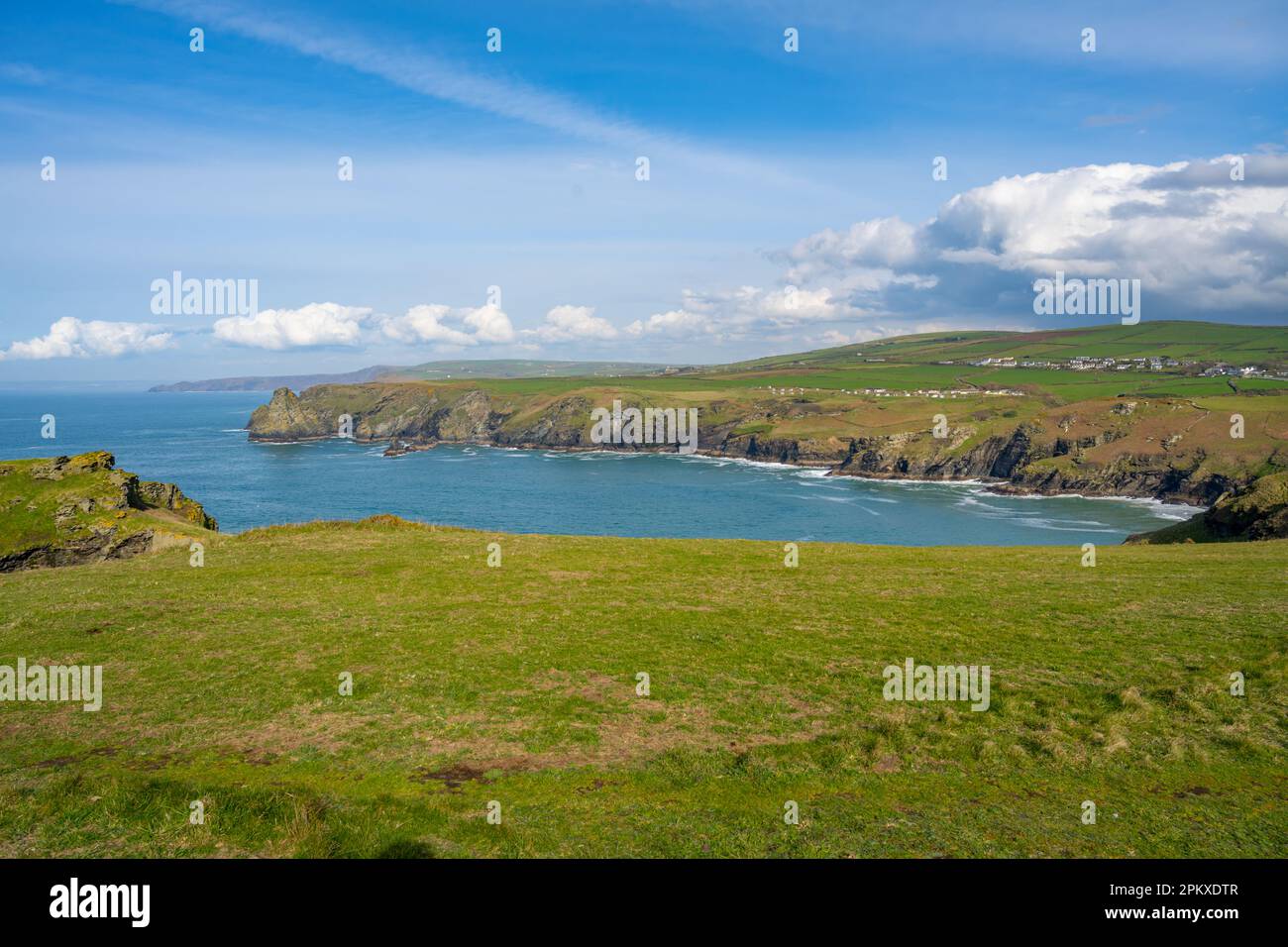 Von Bossiney Haven aus in nördlicher Richtung an der Küste von Cornwall zwischen Bocastle und Tintagel Stockfoto