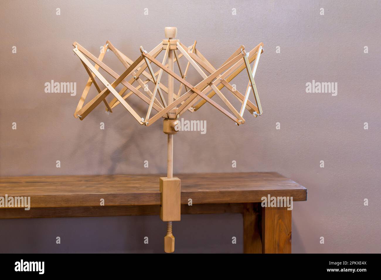 Eine leere Tischplatte, die zum Stricken an Möbelstücken verwendet wird Stockfoto