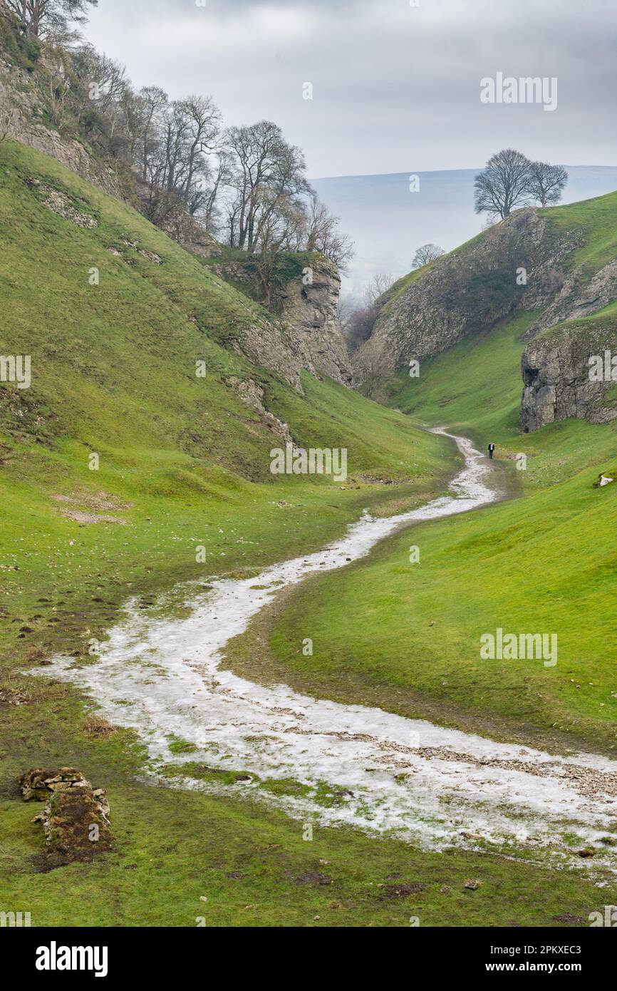 Cavedale ein trockenes Kalksteintal im Peak District National Park Derbyshire uk. Hier wird eine Eisschicht auf dem öffentlichen Fußweg gezeigt. Stockfoto