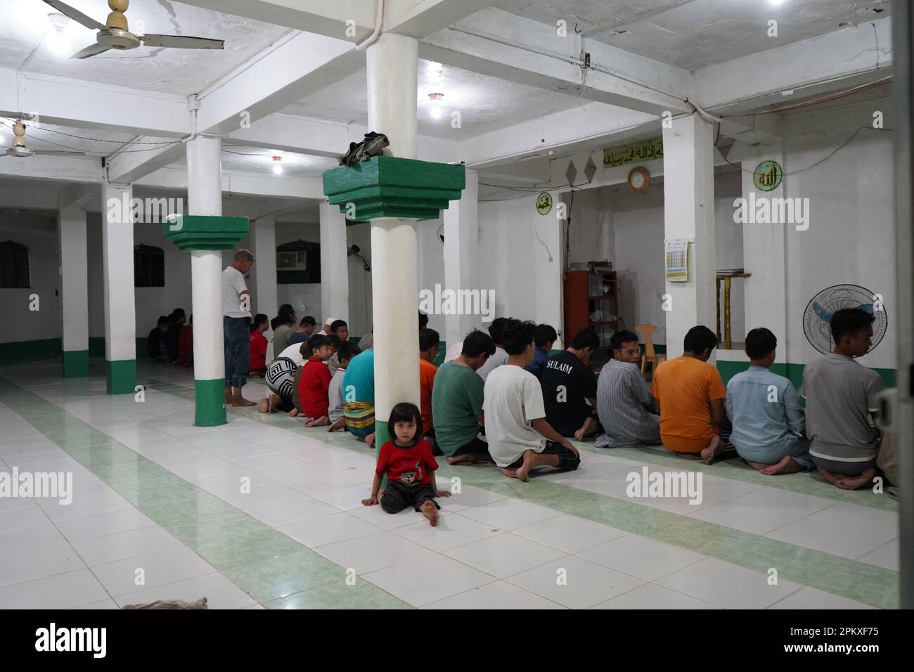 Masbate City, Philippinen. 10. April 2023. Dutzende Muslime (Erwachsene und Jugendliche) nahmen während des Ramadan an der weißen Moschee im Dorf Pating, Masbate City, Teil. Muslimische Siedler in der vorwiegend katholischen Inselprovinz Masbate kommen aus der Provinz Lanao in Mindanao, Philippinen. (Bild: © Sherbien Dacalanio/Alamy Live News) Stockfoto