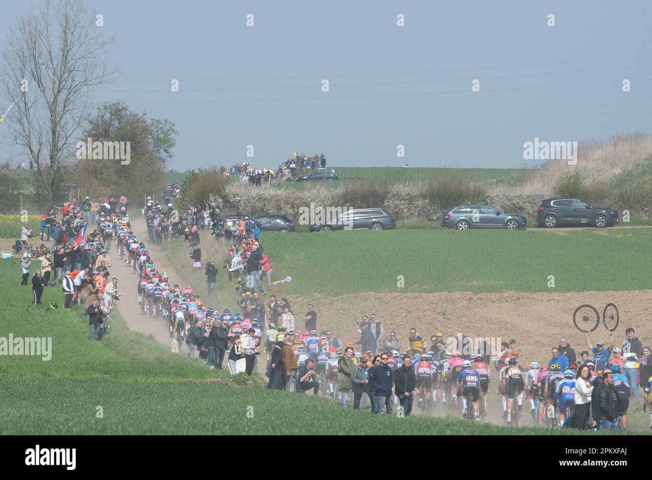 Das Peloton, das einen Hügel auf dem TroisvillesàInchySektor in