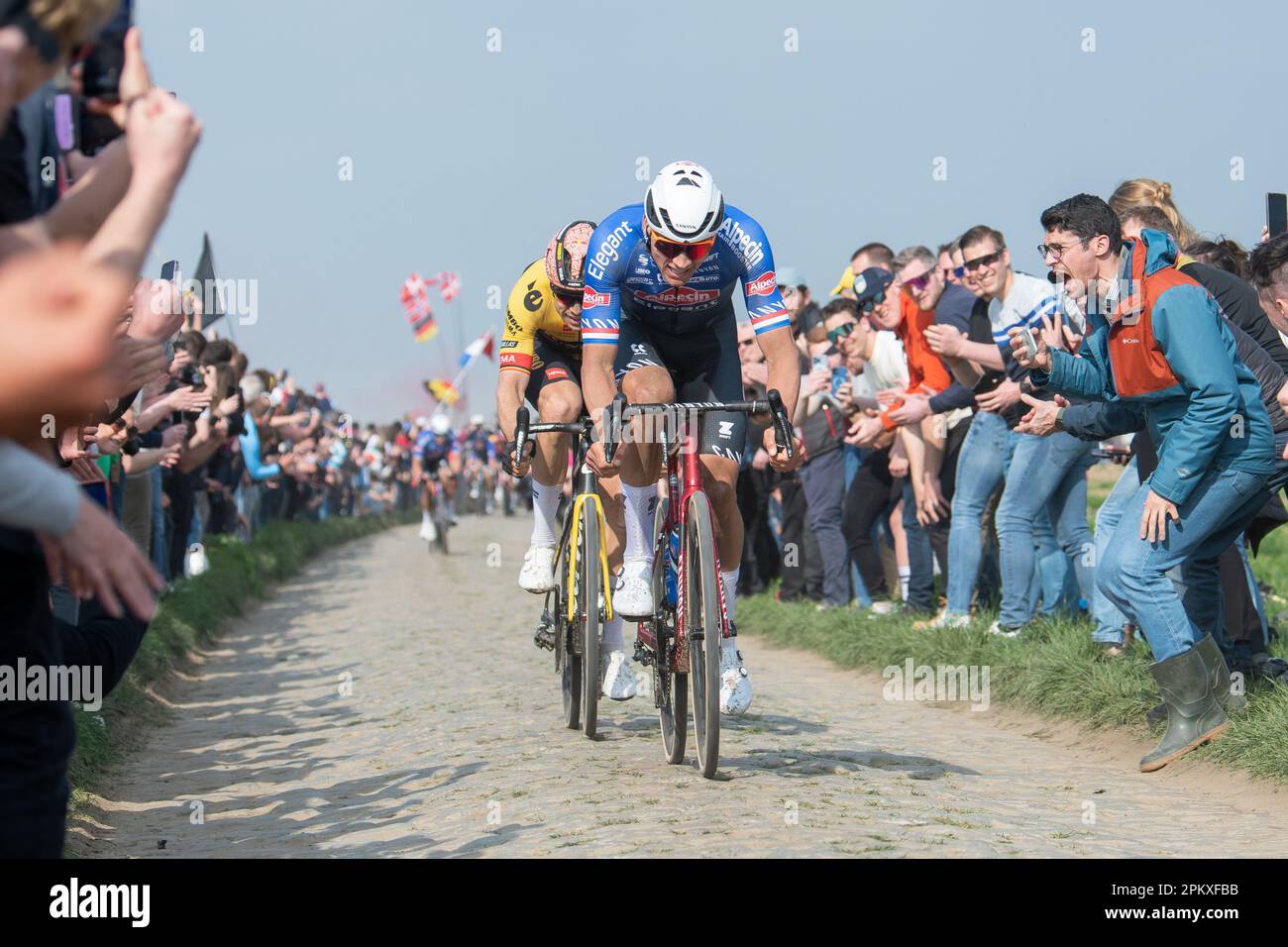 Mathieu van der Poel führt Paris-Roubaix vor Wout van Aert auf dem Kopfsteinpflaster von Carrefour de l'Arbre Stockfoto