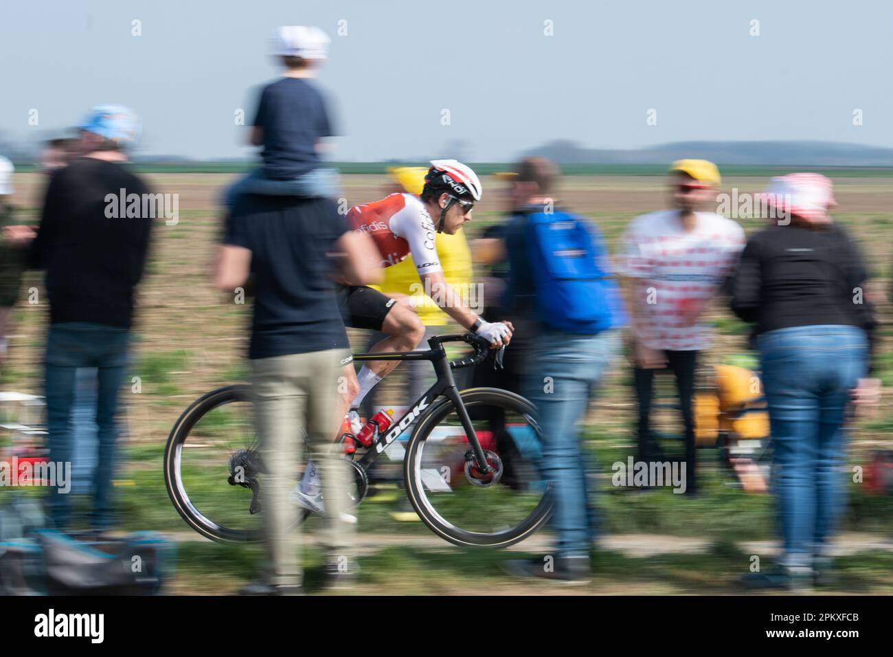 Ein Cofidis-Fahrer fährt durch die Fans auf dem Kopfsteinpflaster der Carrefour de l'Arbre Stockfoto