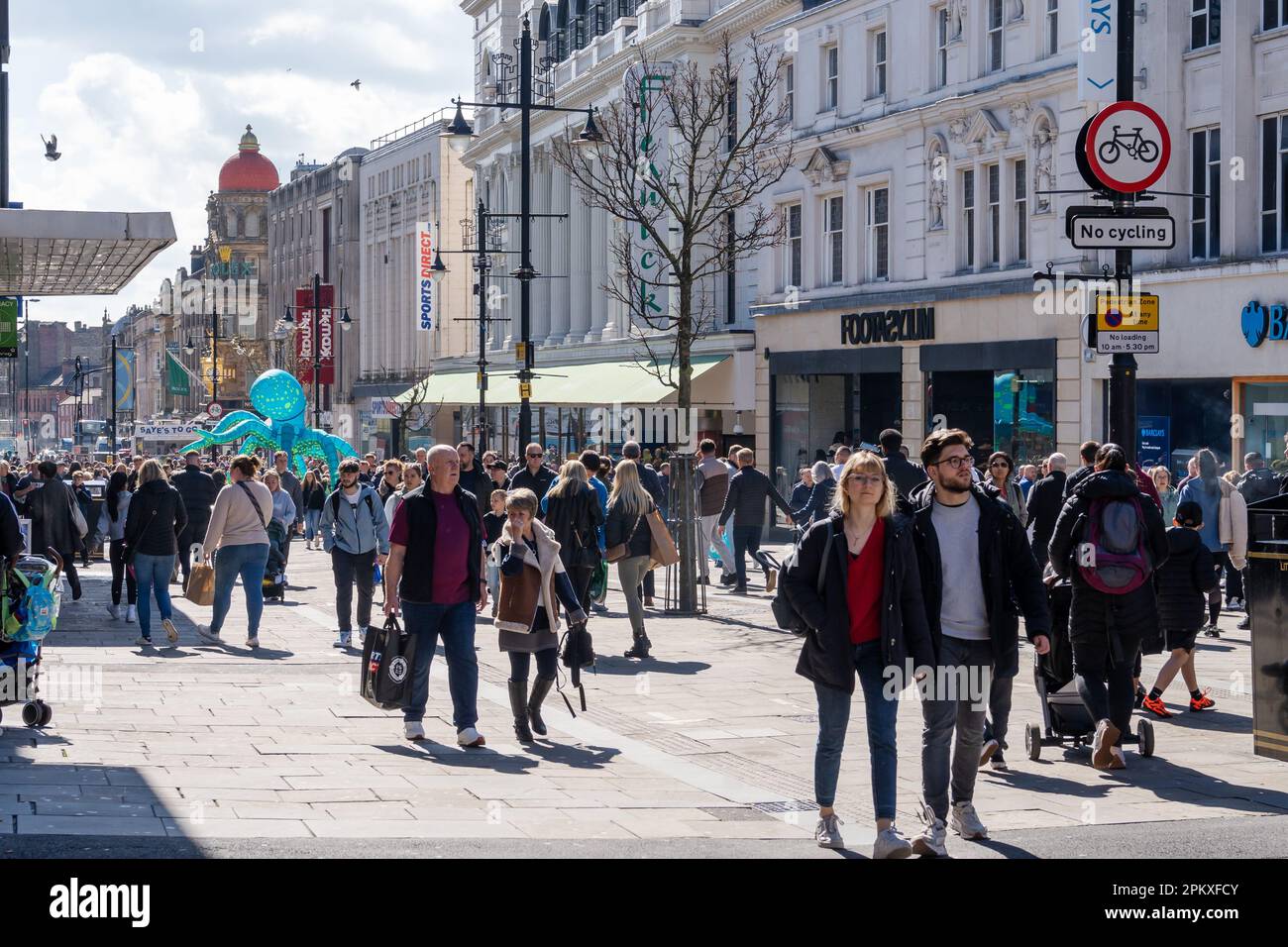 Einkaufsbummel auf der Northumberland Street in Newcastle upon Tyne, Großbritannien. Stockfoto