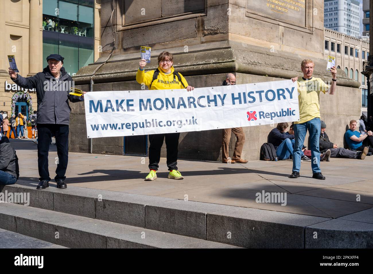 Die Demonstranten halten ein Schild mit der Aufschrift „Make Monarchy History“ in Newcastle upon Tyne, vor der Krönung des Königs in Großbritannien. Stockfoto