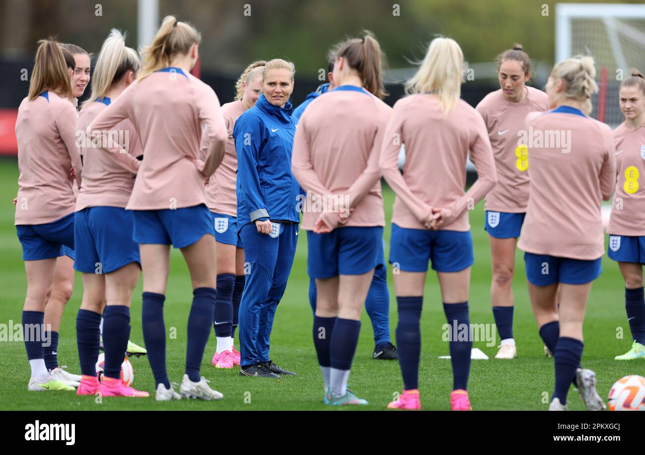 Die englische Managerin Sarina Wiegman hält während einer Schulung im Lensbury Resort, London, ein Teamgespräch. Foto: Montag, 10. April 2023. Stockfoto