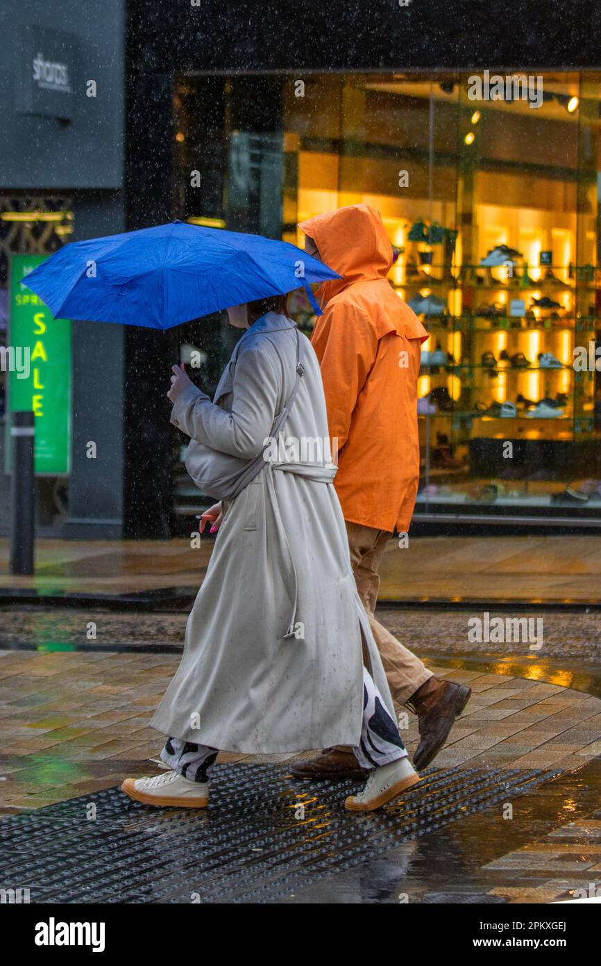 Preston Lancashire. UK Weather . 10. April 2023. Geschäfte, Einkäufer, an nassen, regnerischen Tagen im Stadtzentrum. Heute eine Mischung aus Sonnenschein und stürmischen Schauern für die meisten, von denen einige schwer sein können, mit der Aussicht auf Hagel und Donner. Kredit; MediaWorldImages/AlamyLiveNews Stockfoto