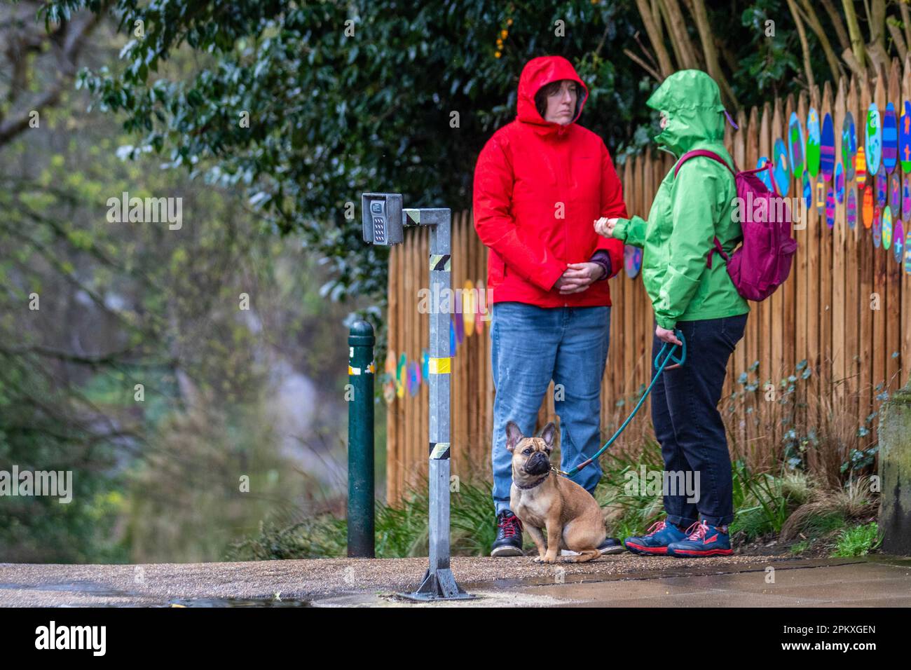 Preston Lancashire. UK Weather . 10. April 2023. Geschäfte, Einkäufer, an nassen, regnerischen Tagen im Stadtzentrum. Heute eine Mischung aus Sonnenschein und stürmischen Schauern für die meisten, von denen einige schwer sein können, mit der Aussicht auf Hagel und Donner. Kredit; MediaWorldImages/AlamyLiveNews Stockfoto