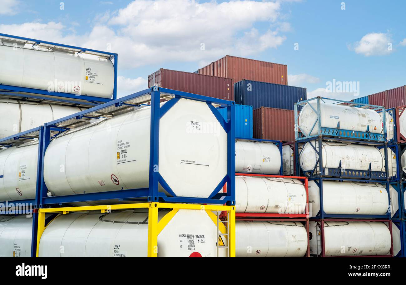 Chemikalienbehälter. ISO-Tankbehälter für Chemikalienzufuhr. Transport von flüssigen Massengütern. Chemieunternehmen. Containerfrachtbereich. Globale Logistik Stockfoto