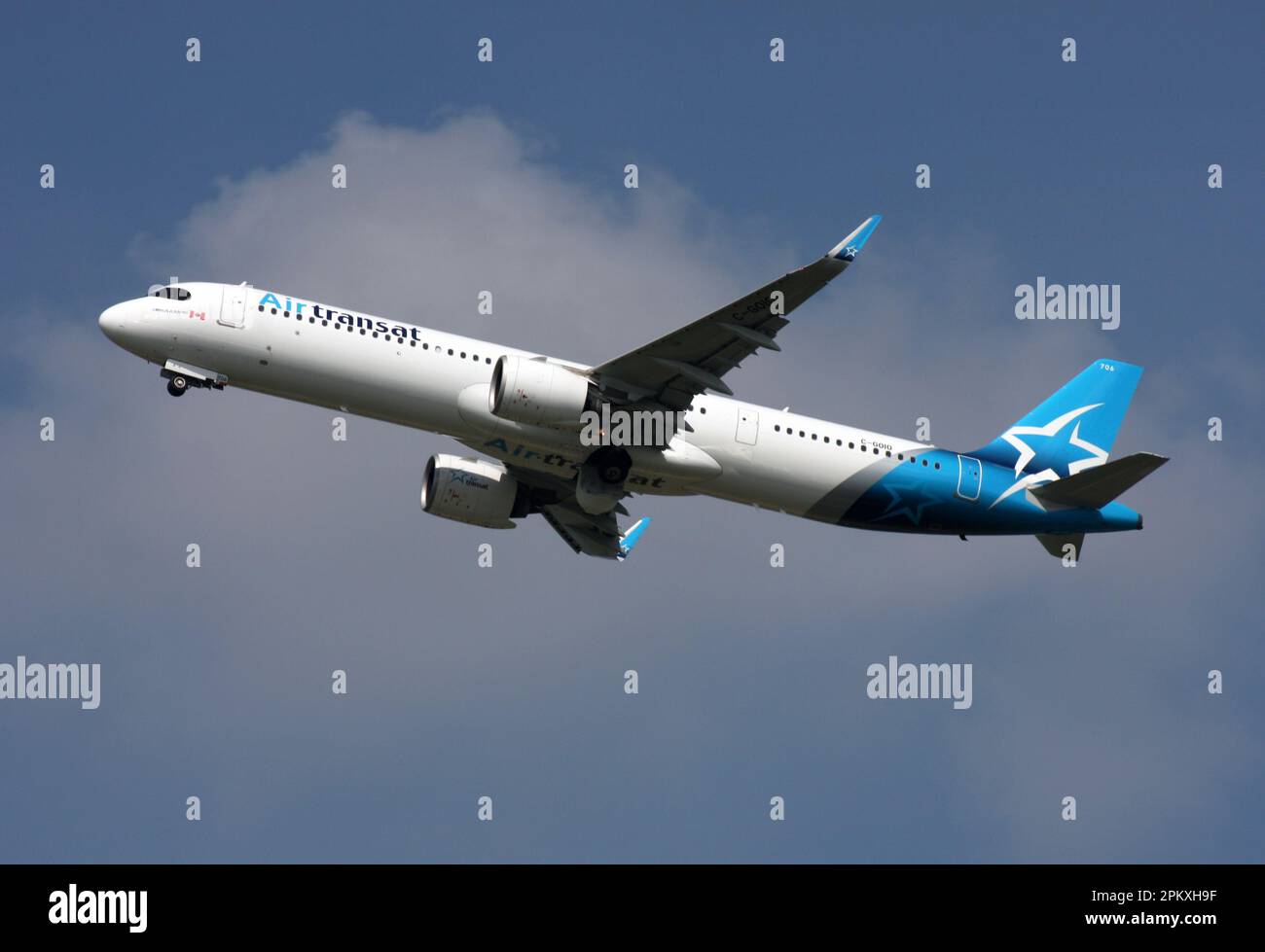 Ein Airbus A321-271NX von Air Transat, der vom Flughafen London Gatwick abfährt Stockfoto