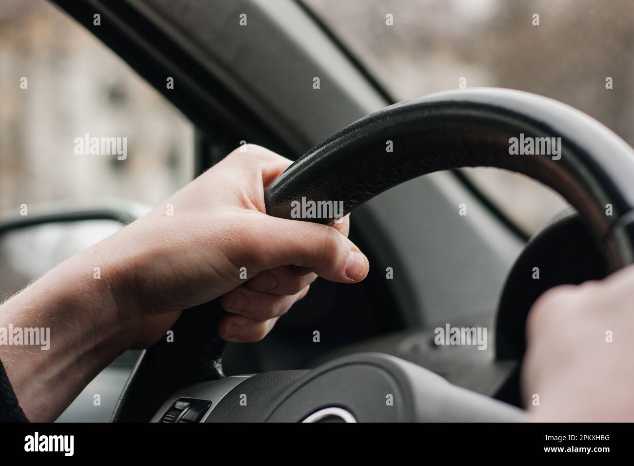 Die Hände des Fahrers auf einem stearenden Rad eines Autos Stockfoto