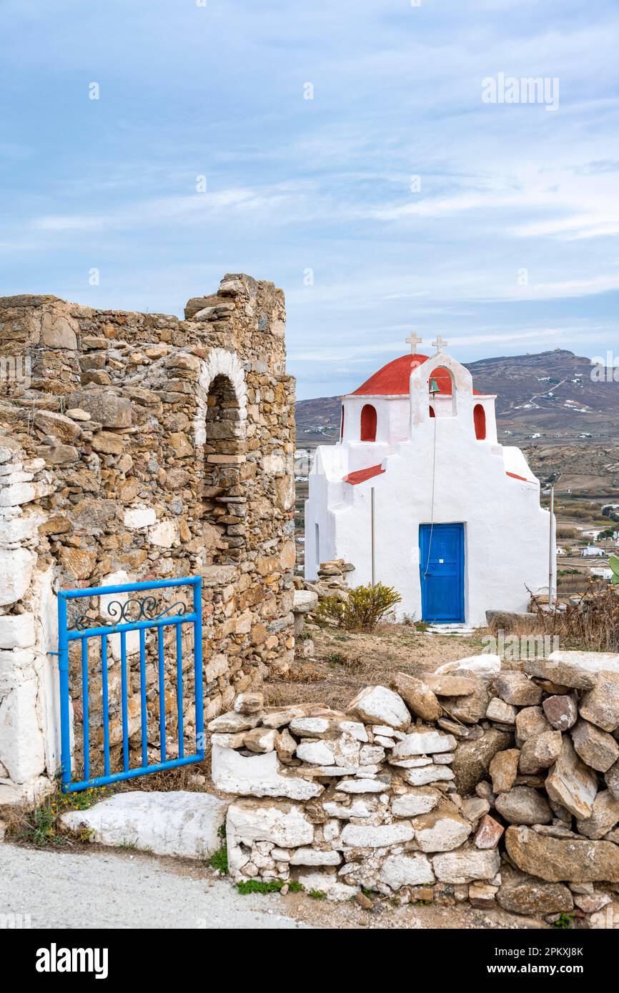 Eingangstor mit Ruine, kleine kykladisch-weiß-rote orthodoxe Kapelle, Parekklesi, Mykonos, Kykladen, Griechenland Stockfoto