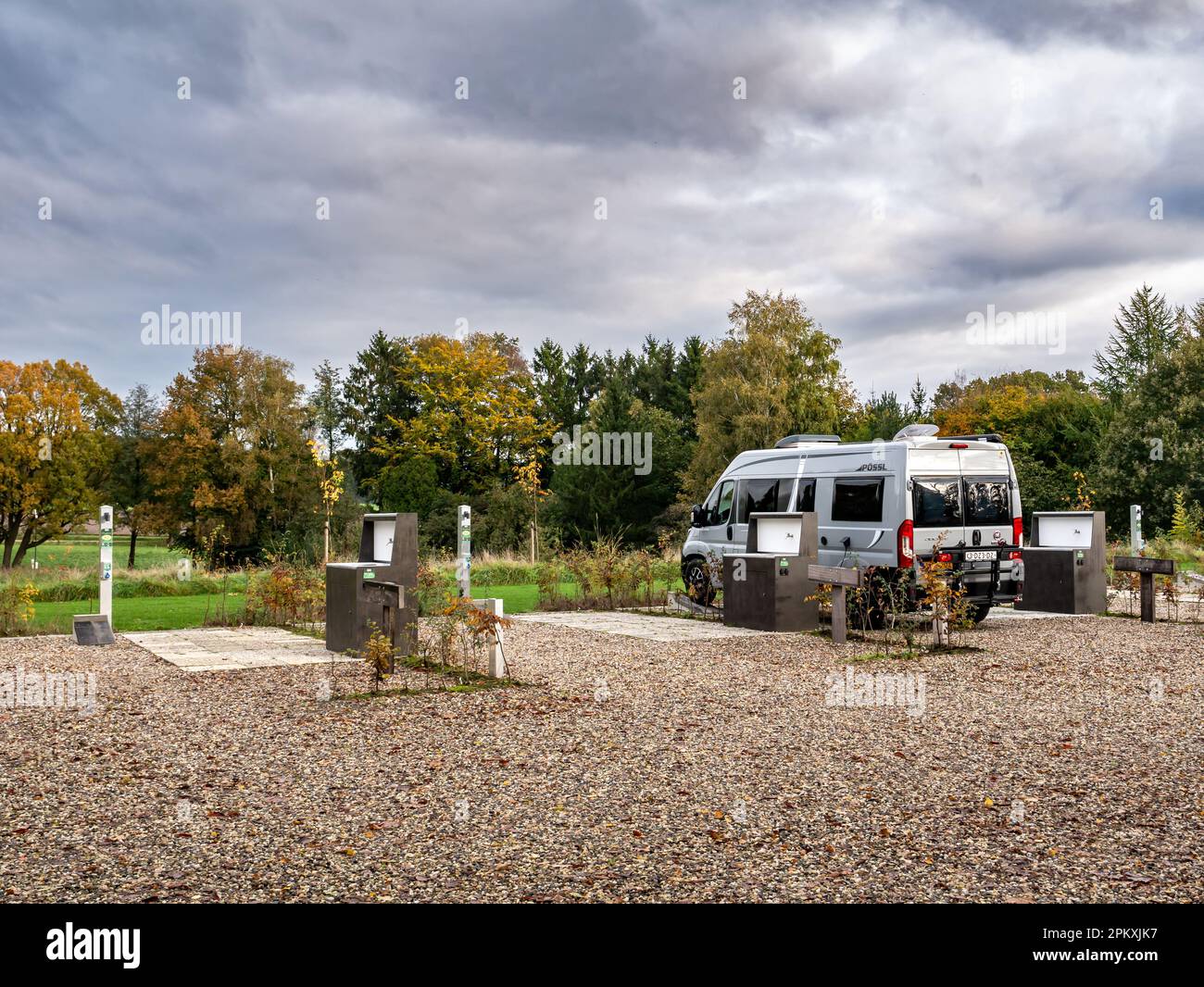 Wohnmobil auf hartem Platz in einem Wohnwagenpark in der Nähe der Stadt Ootmarsum, Overijssel, Niederlande Stockfoto