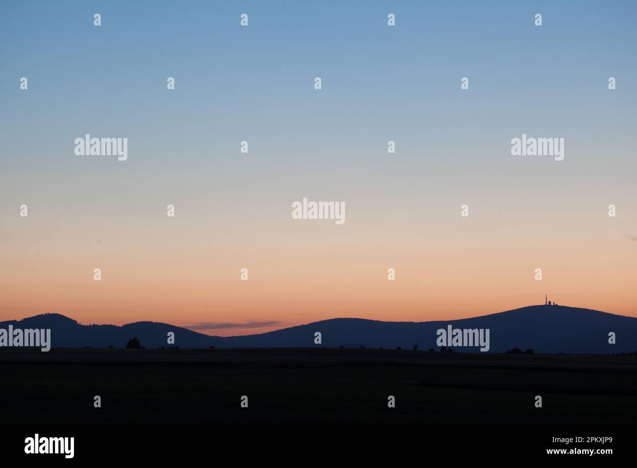 Blick auf das Brocken zur Blue Hour Stockfoto