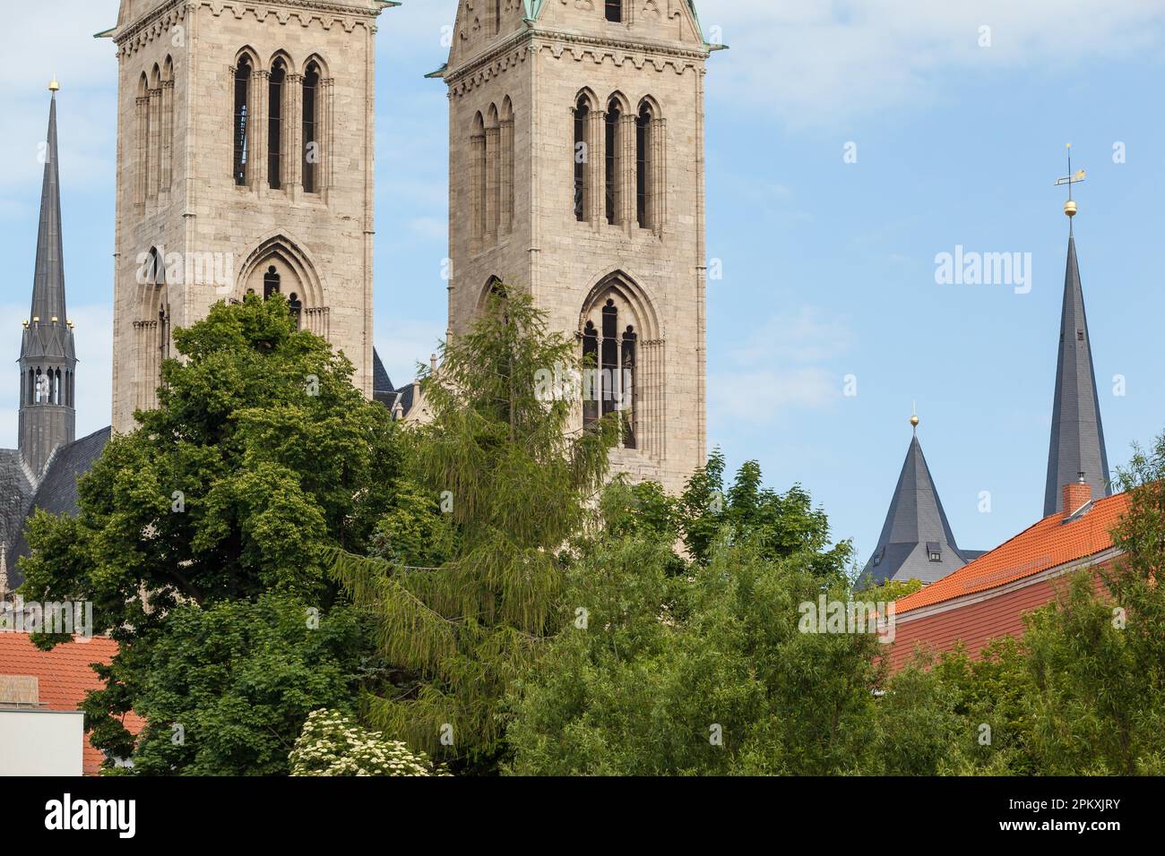 Halberstadt-Kathedrale Auf Den Türmen Stockfoto